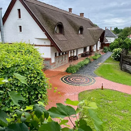 St.michael Panzio Lovaspark Bed & Breakfast 3*