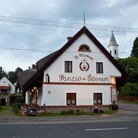 St.michael Panzio Lovaspark Bed & Breakfast